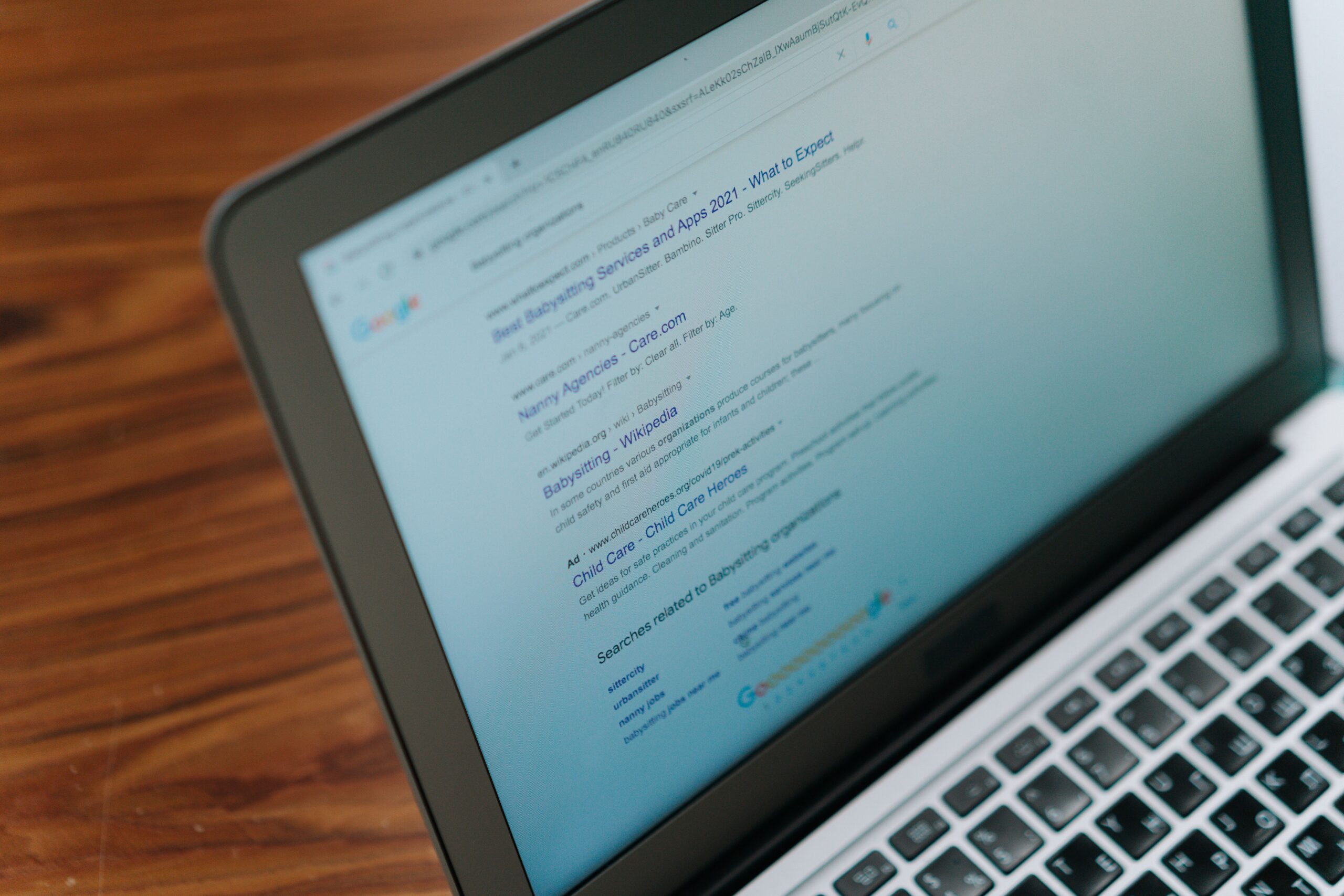 Laptop mostrando pagina de busca, ilustrando problema de SEO tecnico